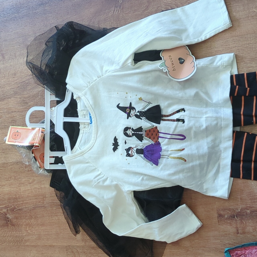 🎃F O U R piece set ** WITH tags